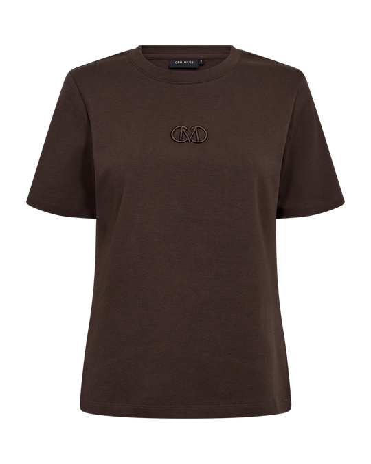 CMMUSE – T-SHIRT MIT GESTICKTEM LOGODETAIL IN BRAUN