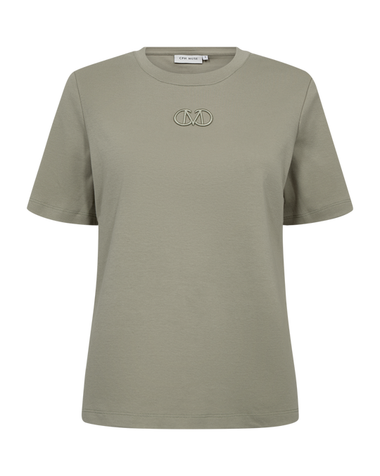 CMMUSE – T-SHIRT MIT GESTICKTEM LOGODETAIL IN GRÜN