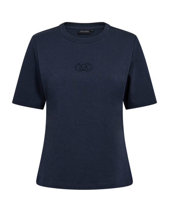 CMMUSE – T-SHIRT MIT GESTICKTEM LOGODETAIL IN BLAU
