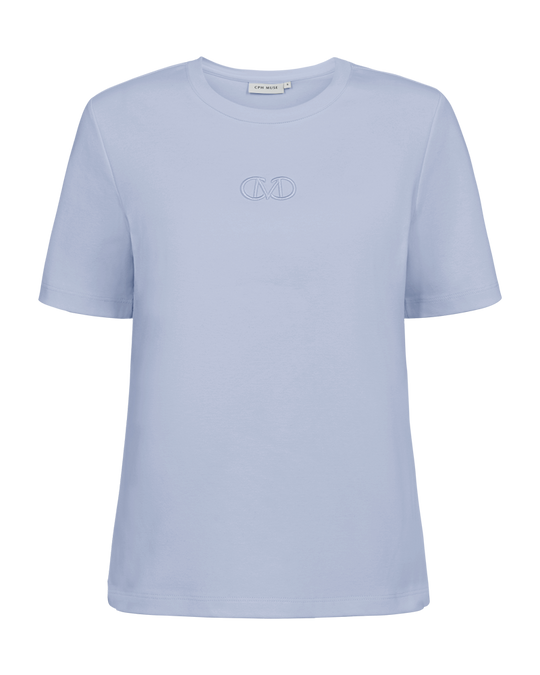 CMMUSE – T-SHIRT MIT GESTICKTEM LOGODETAIL IN BLAU